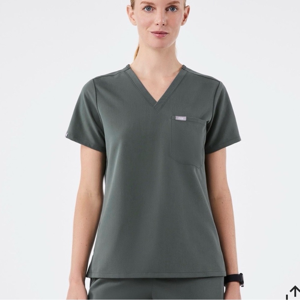 Figs Women's Catarina One Pocket Scrub Top in Bonsai Green